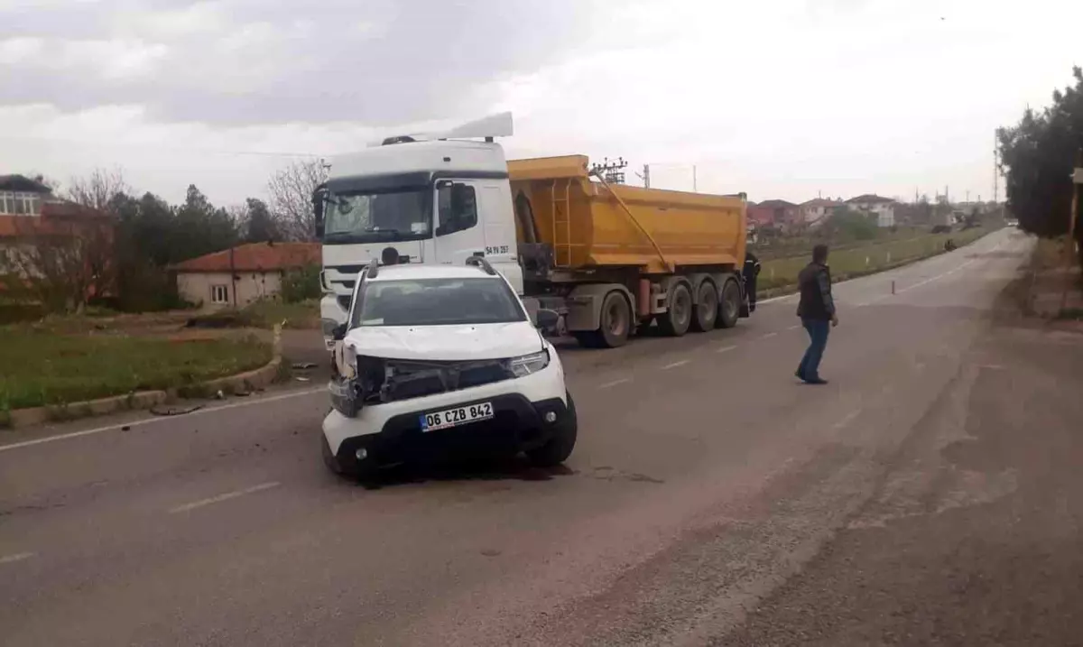 Kırıkkale'de Otomobil ile Hafriyat Kamyonu Çarpıştı: 1 Yaralı