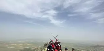 Kırşehir'de Dağcılar 19 Mayıs'ı Davullu Zirvesi'nde Kutladı