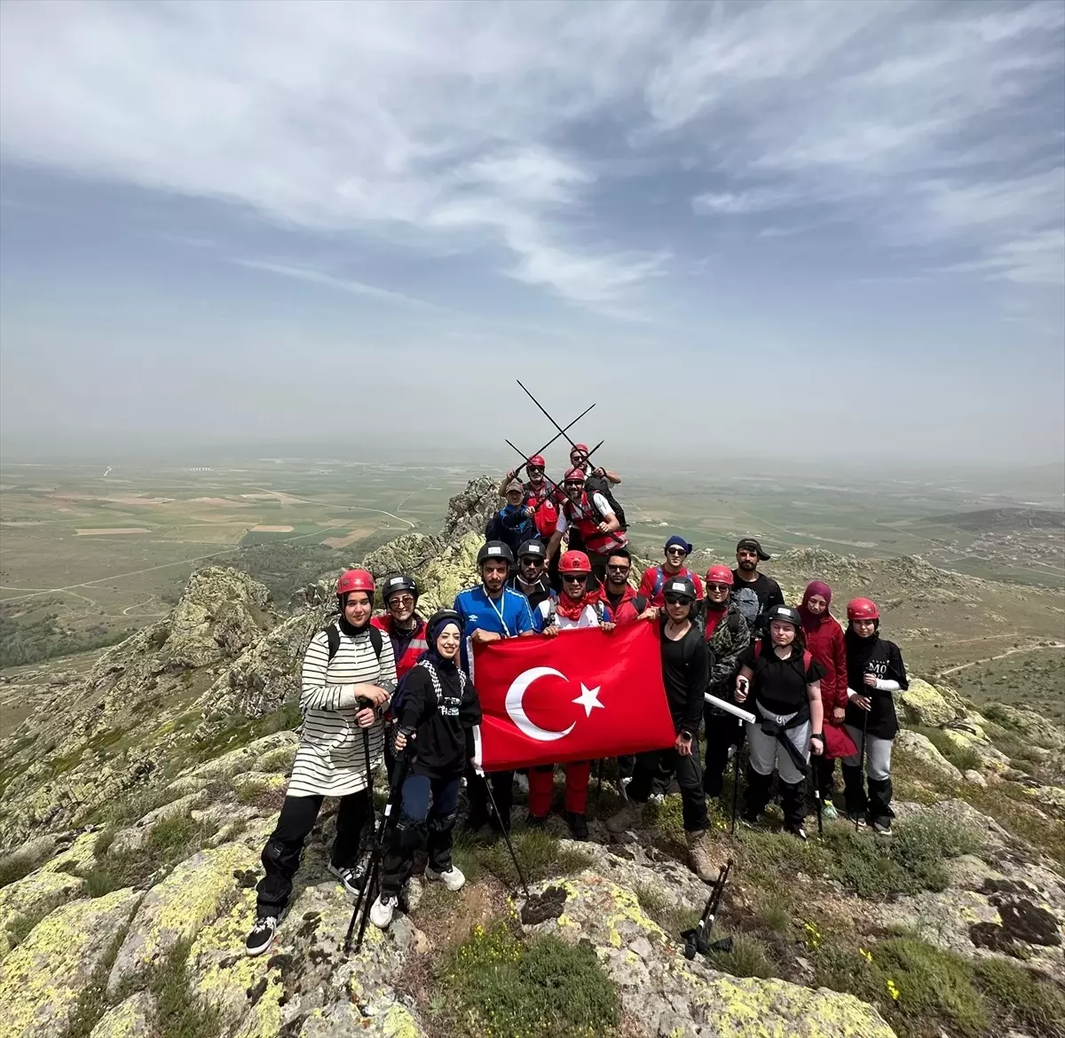 Kırşehir'de Dağcılar 19 Mayıs'ı Davullu Zirvesi'nde Kutladı