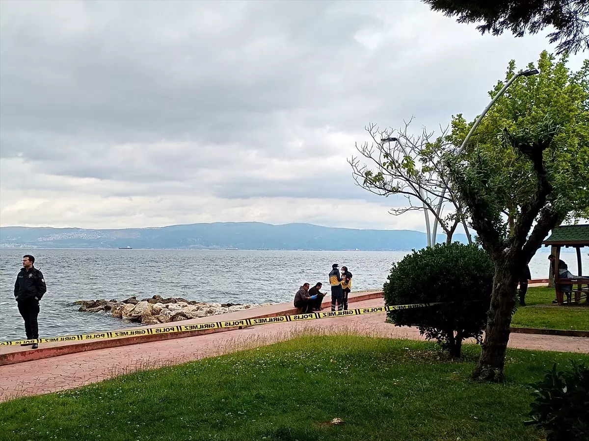 Karamürsel'de Sahilde Erkek Cesedi Bulundu
