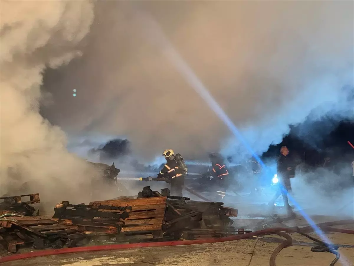 Gebze'de Palet Deposunda Yangın