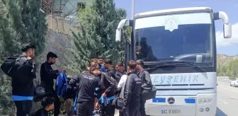 Konya'da kafileyi taşıyan otobüsün lastiği patlayınca futbolcular maça taksiyle gitti