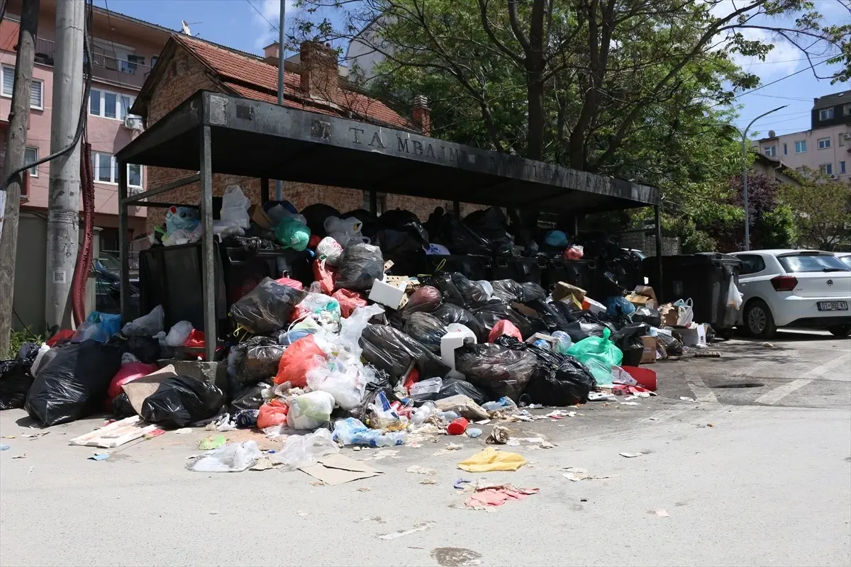 Priştine'de Atık Yönetimi Grevi: Sokaklar Çöp Yığınlarıyla Dolduruldu