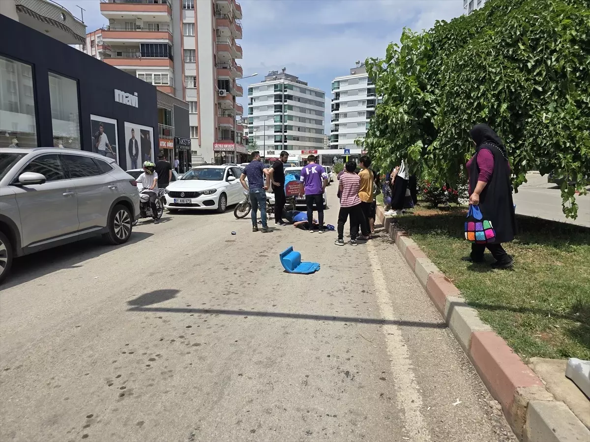 Kozan'da Motosiklet Sürücüsü Park Halindeki Araca Çarptı
