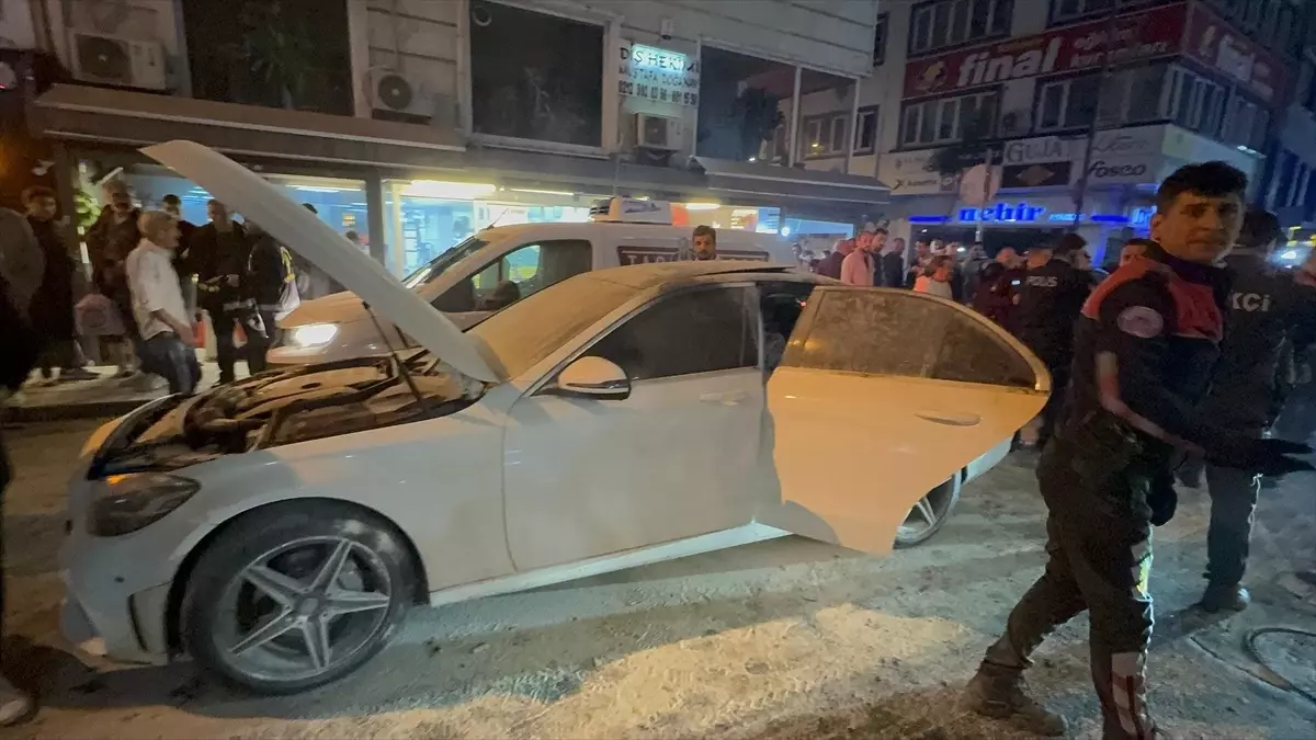 Küçükçekmece'de Galatasaray Şampiyonluk Kutlamasında Havai Fişek Patladı