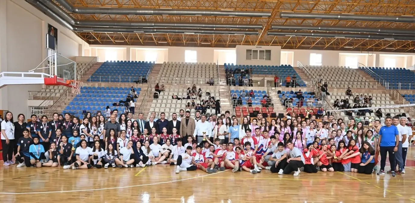 Kumluca'da Voleybol Turnuvası Sona Erdi
