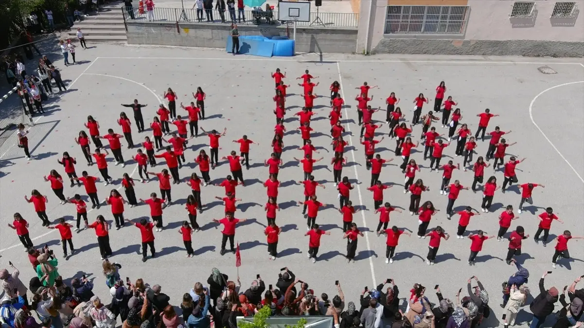 Kütahya'da 100'den fazla öğrenci harmandalı oynadı