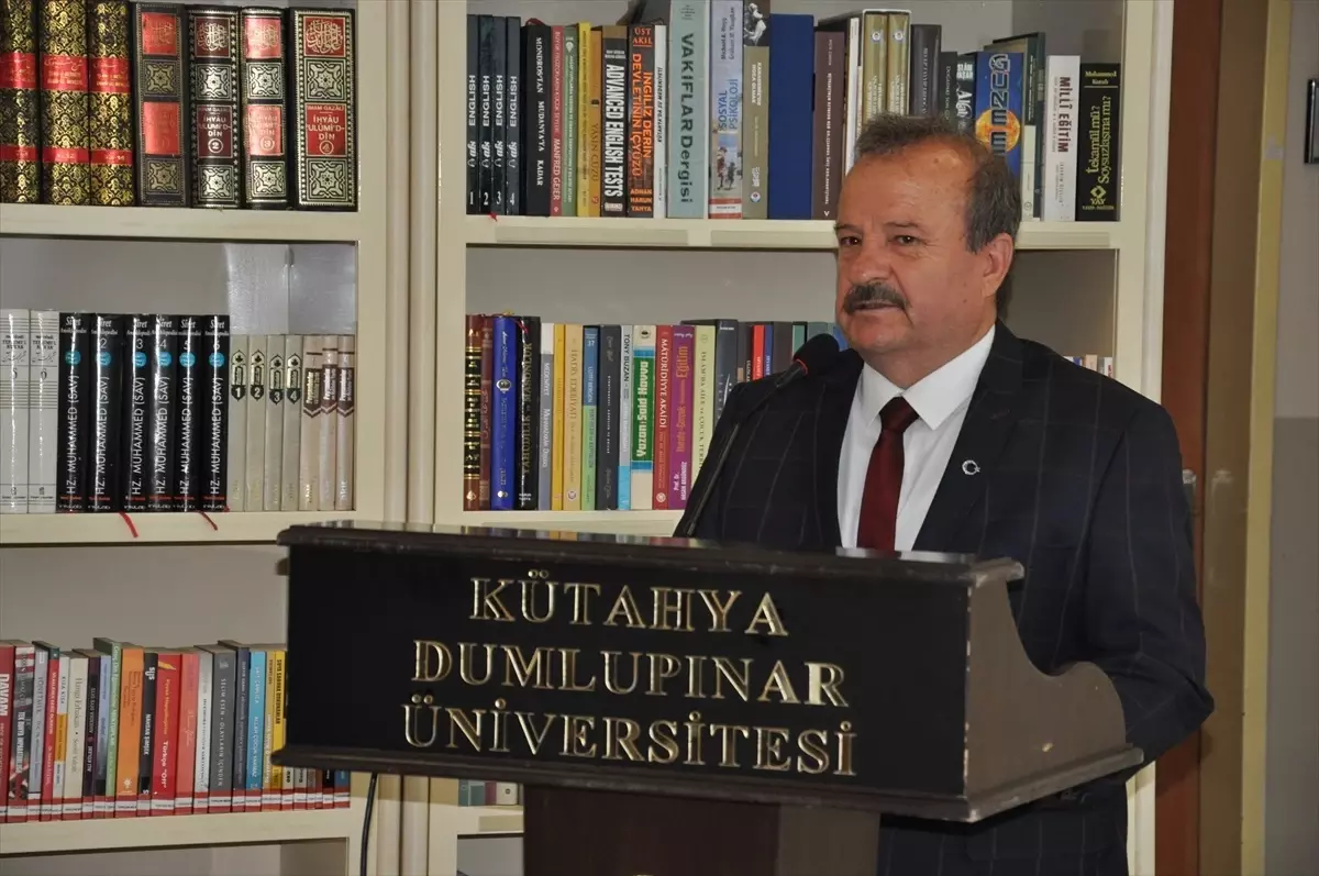 Kütahya'da emekli kütüphaneci üniversiteye 4 bin kitap bağışladı