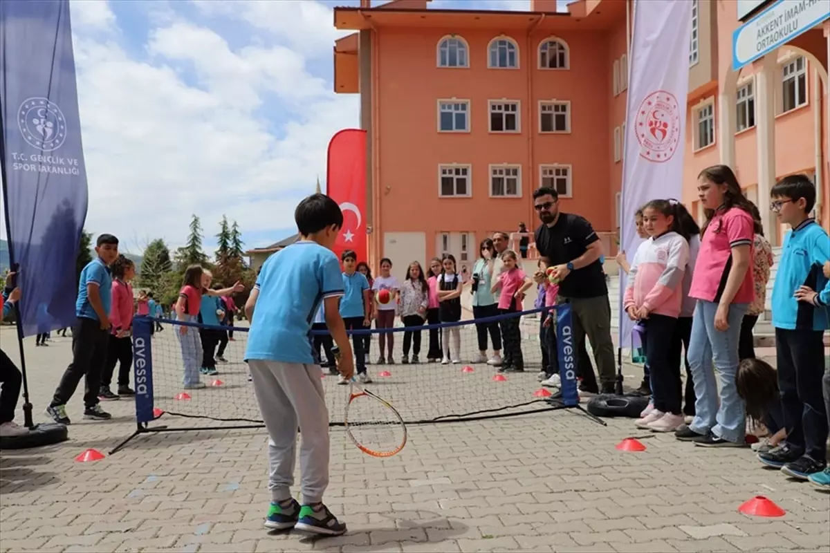 Kütahya'da Minikler Tenis Turnuvasında Yarıştı