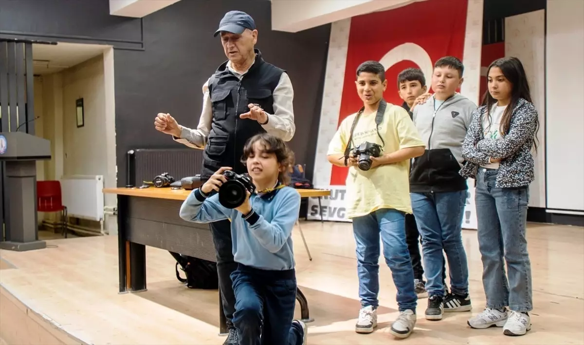 Altıntaş'ta Öğrencilere Temel Fotoğrafçılık Eğitimi