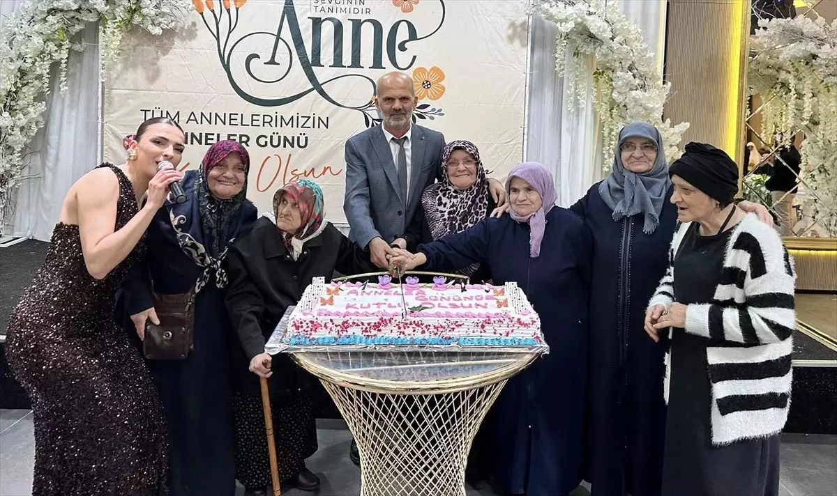 Ladik'te Anneler Günü kapsamında eğlence düzenlendi