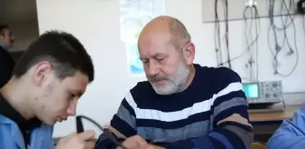 Lise öğrencileri anne babalarıyla atölyede becerilerini geliştiriyor