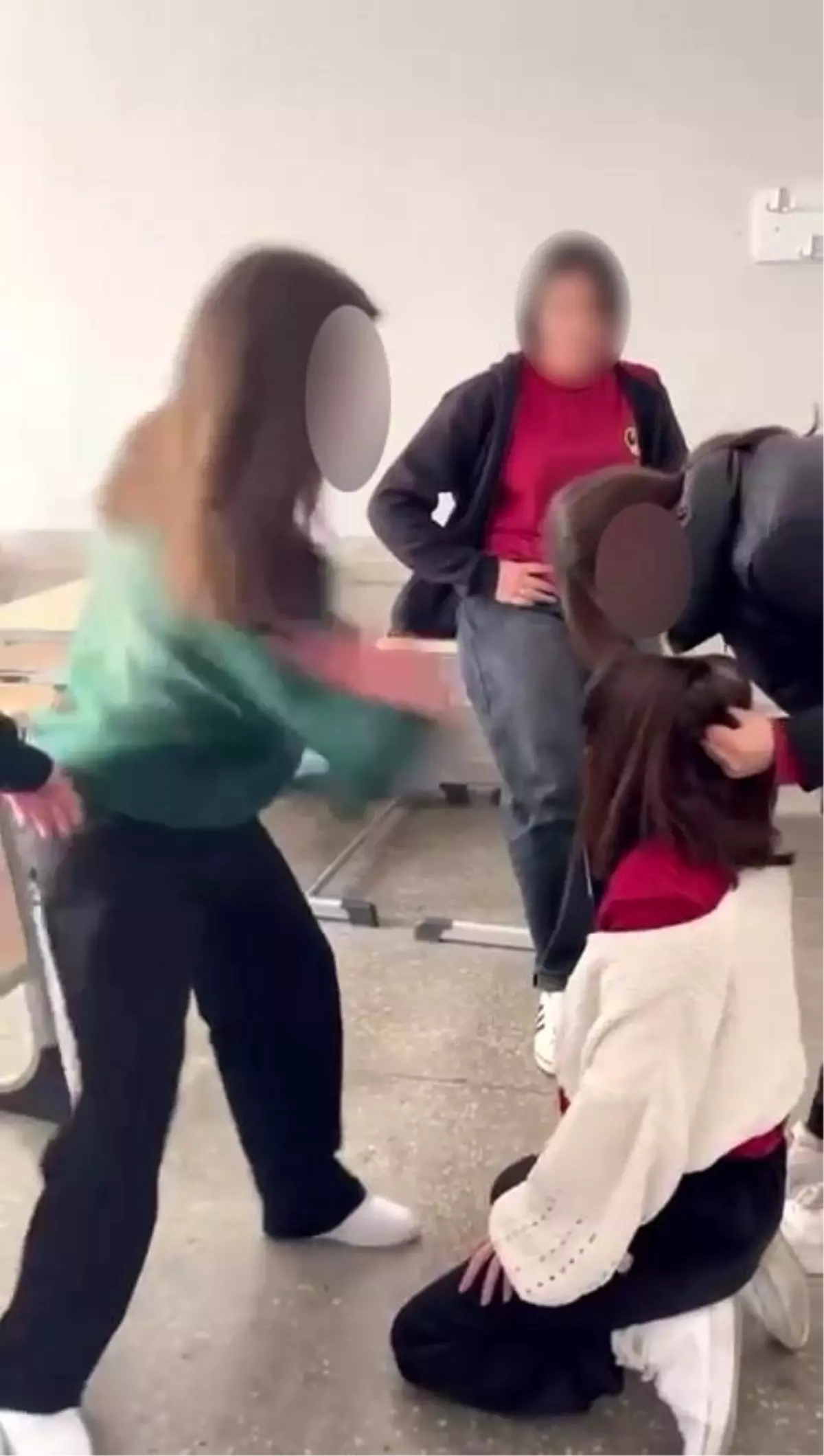 Lisedeki şiddet olayı 14 kişinin başını yaktı! Müdür görevden uzaklaştırıldı, 1 öğrenci tutuklandı
