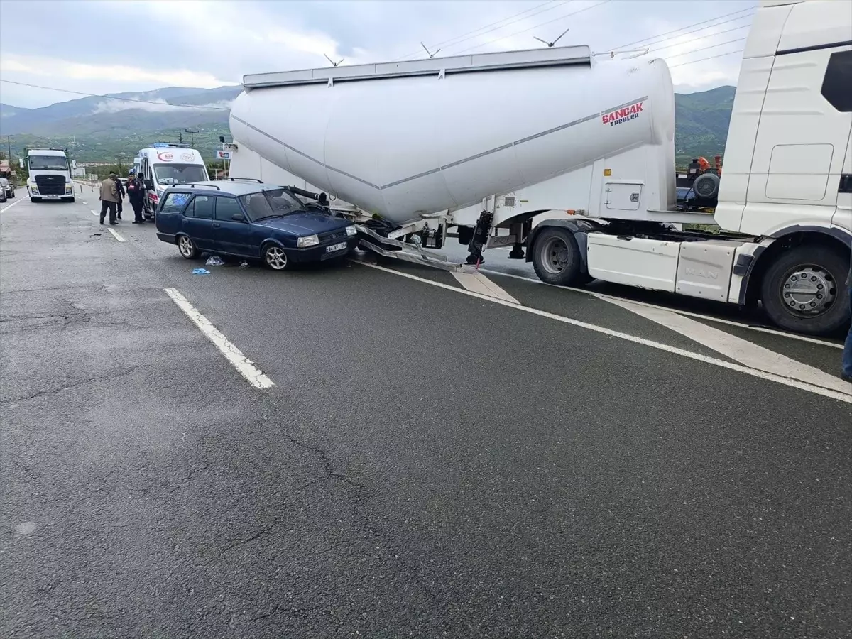 Malatya'da Tır ile Çarpışan Otomobilin Sürücüsü Yaralandı