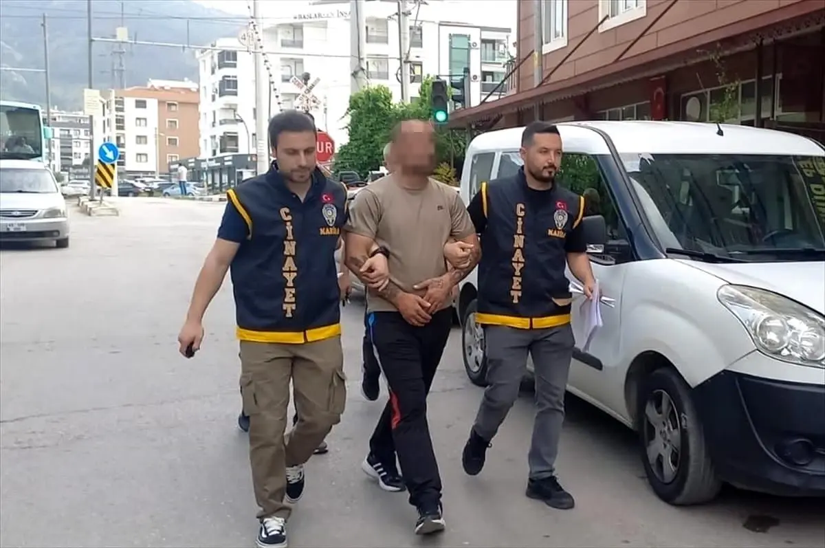Manisa'da Park Halindeki Araçlara Zarar Veren Şüpheli Yakalandı