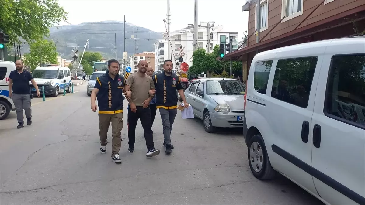Manisa'da Park Halindeki Araçlara Zarar Veren Şüpheli Yakalandı