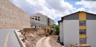 Mardin'de bir kısmı çöken yolda çalışma başlatıldı