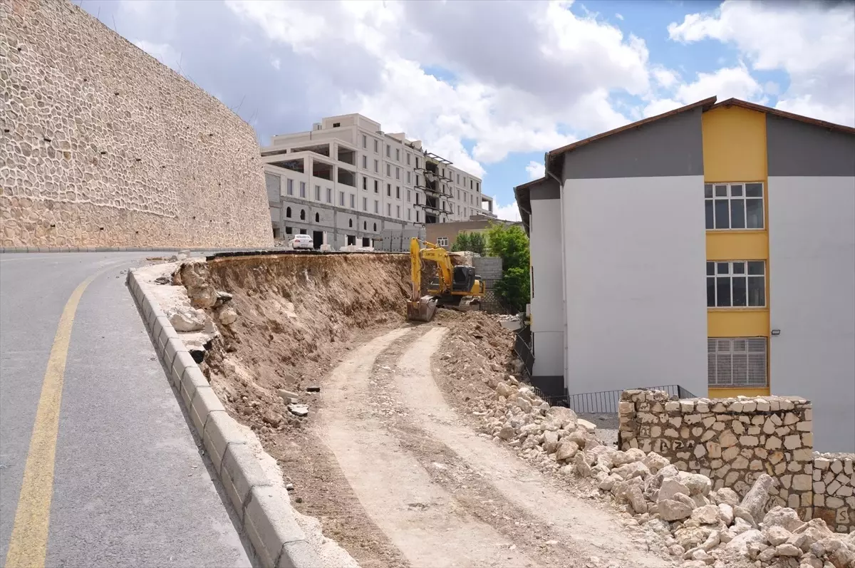 Mardin'de bir kısmı çöken yolda çalışma başlatıldı