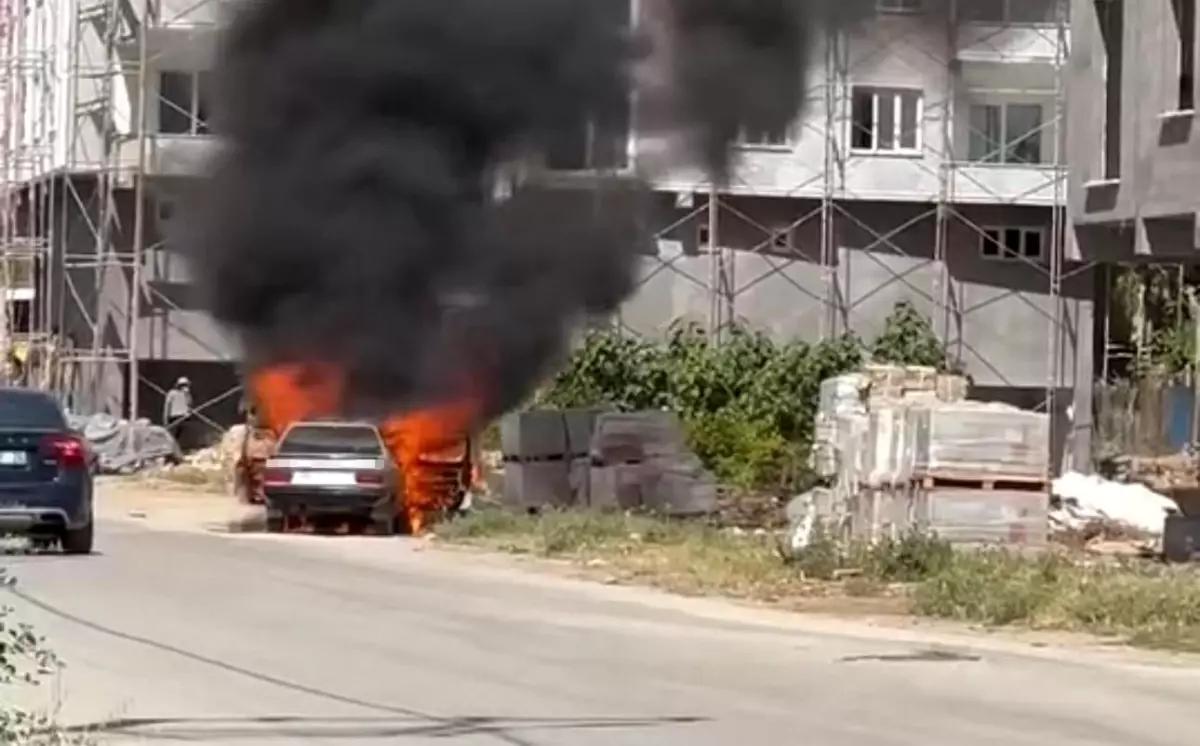 Nusaybin'de Park Halindeki Otomobil Alev Aldı