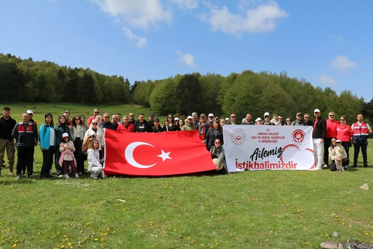 Merzifon'da 2025 Aile Yılı Etkinlikleri Kapsamında Doğa Yürüyüşü Düzenlendi