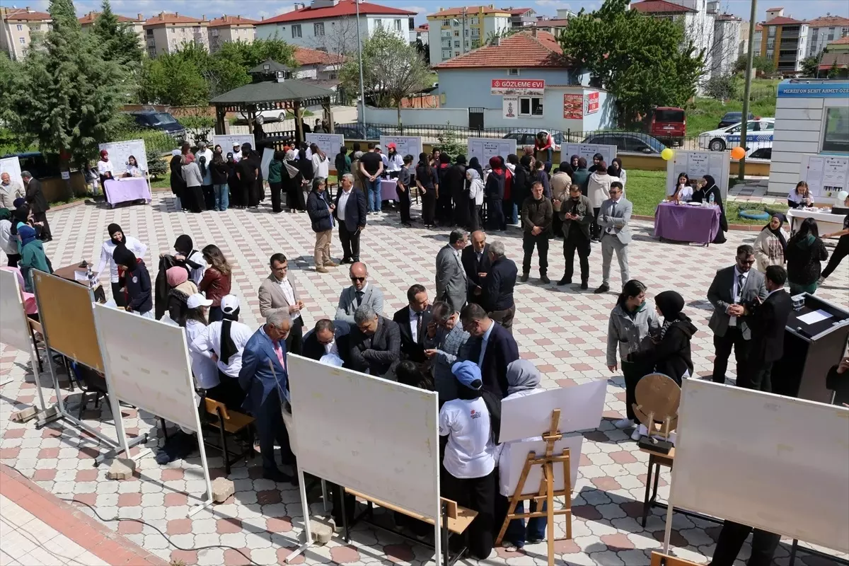 Merzifon'da TÜBİTAK 4006 Bilim Fuarı açıldı