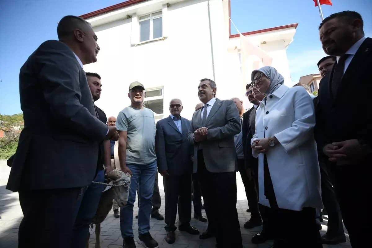 Milli Eğitim Bakanı Tekin, Balıkesir'de Cemevi ve MHP İl Başkanlığını Ziyaret Etti