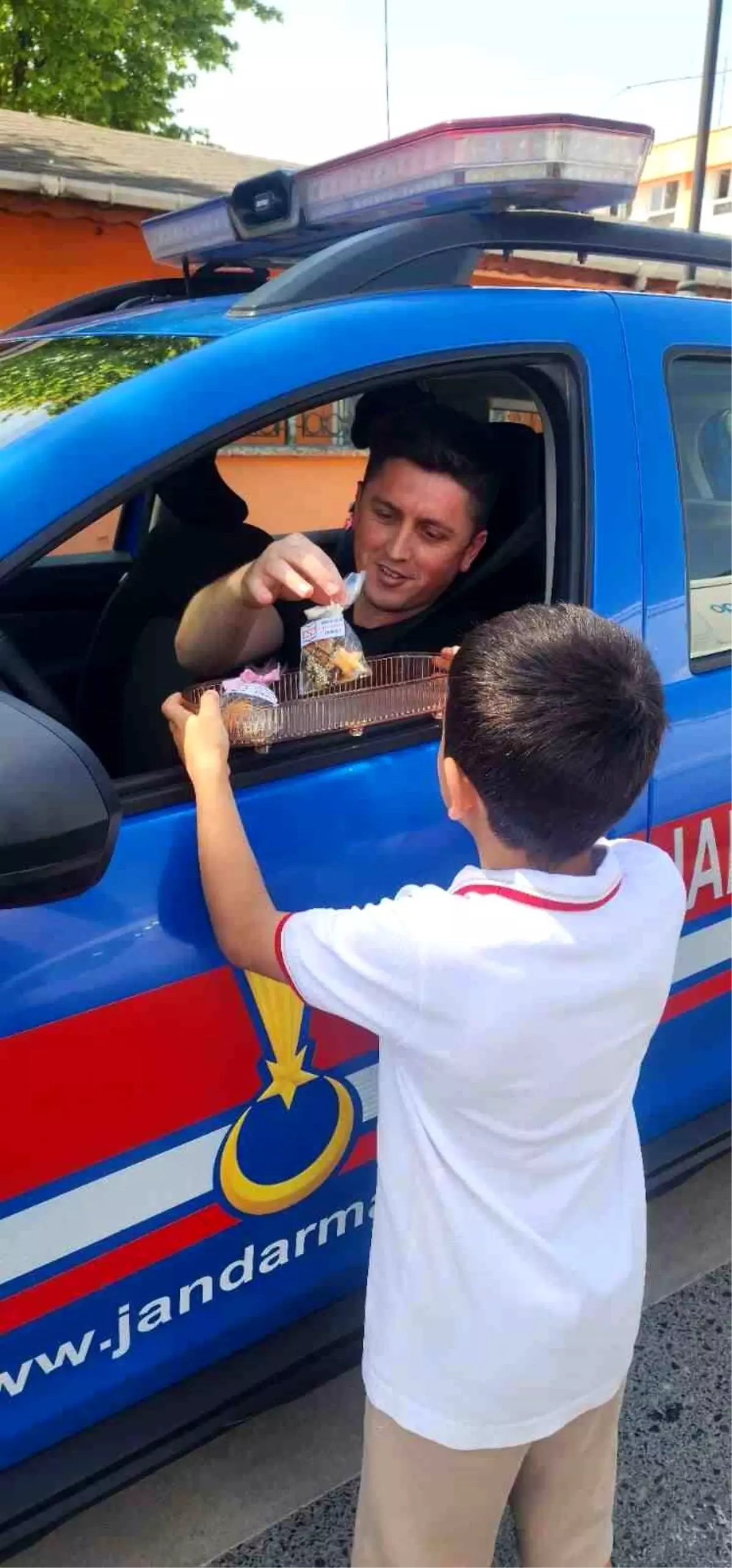 Öğrencilerden Trafik Bilinci İçin Kurabiye İkramı