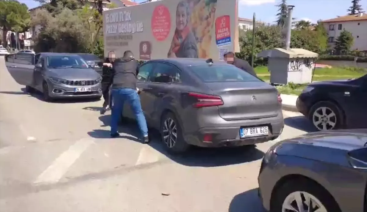 MİT, İstanbul'da Sahte Baz İstasyonu ile Siber Casusluk Yapan 7 Şüpheliyi Yakaladı