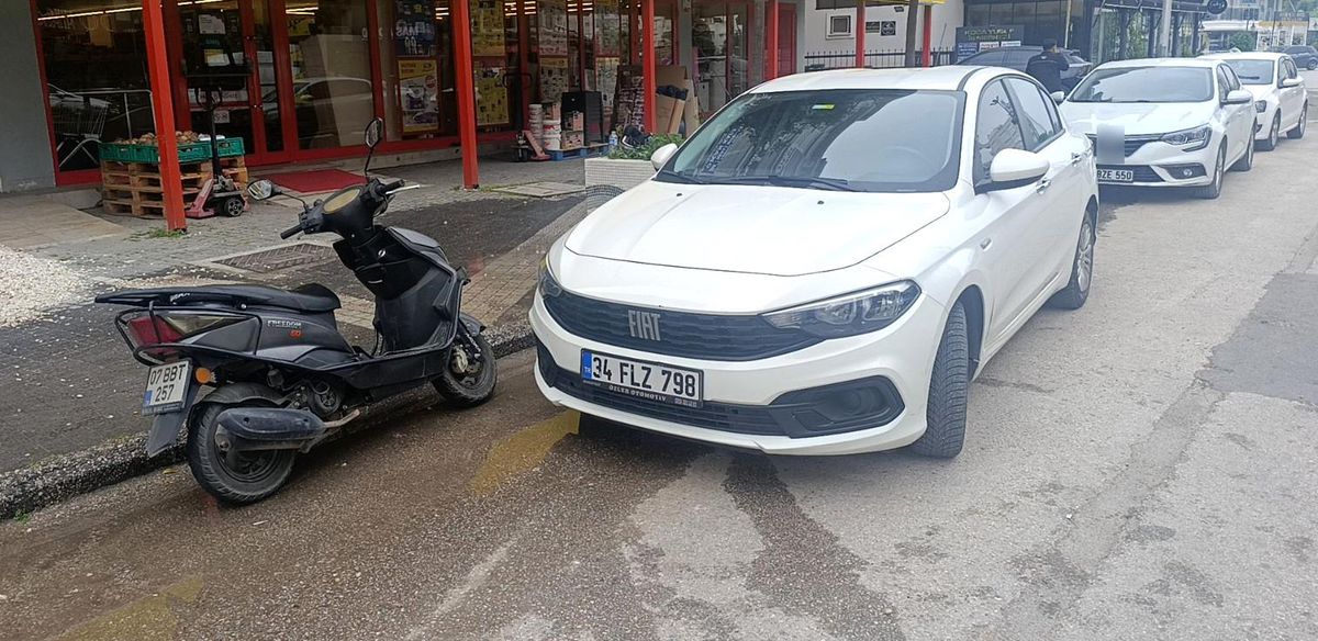 Manavgat'ta Motorlu Bisiklet Otomobile Çarptı, Sürücü Yaralandı