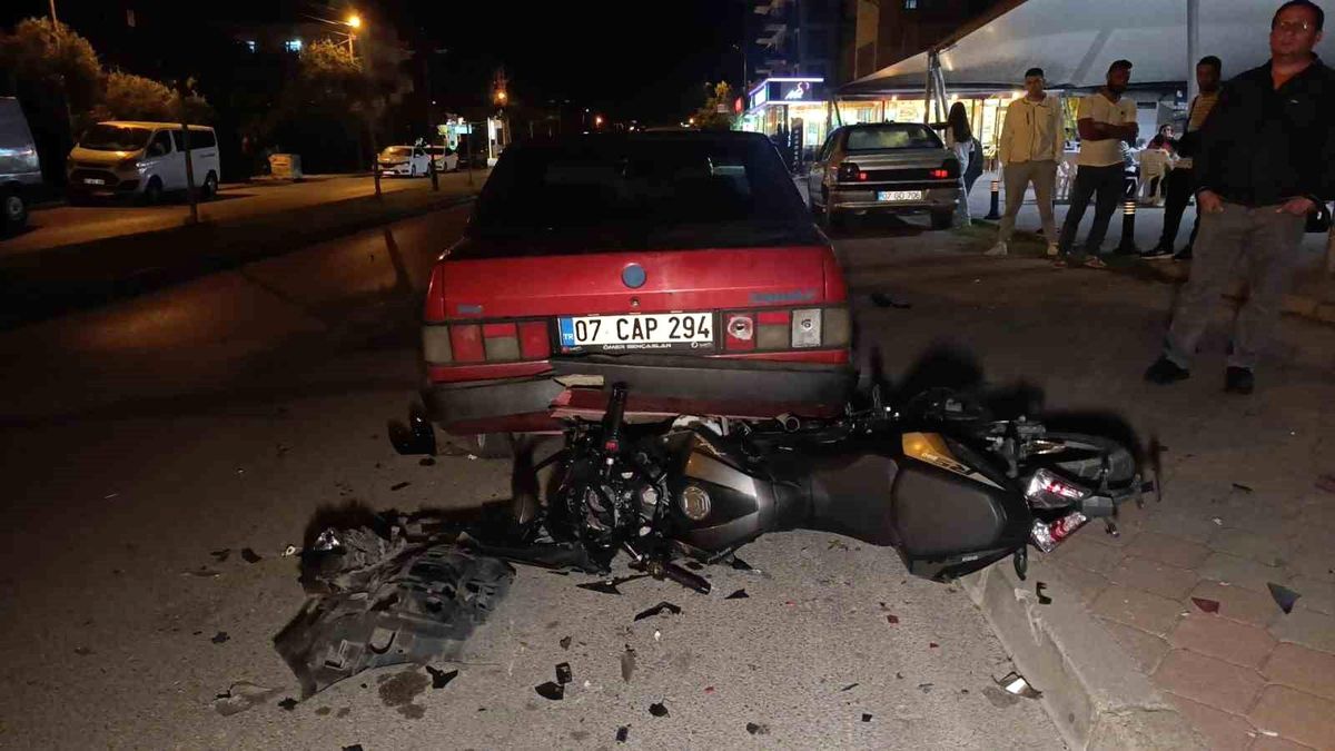 Manavgat'ta Ticari Araçla Motosiklet Çarpıştı: İki Genç Yaralı