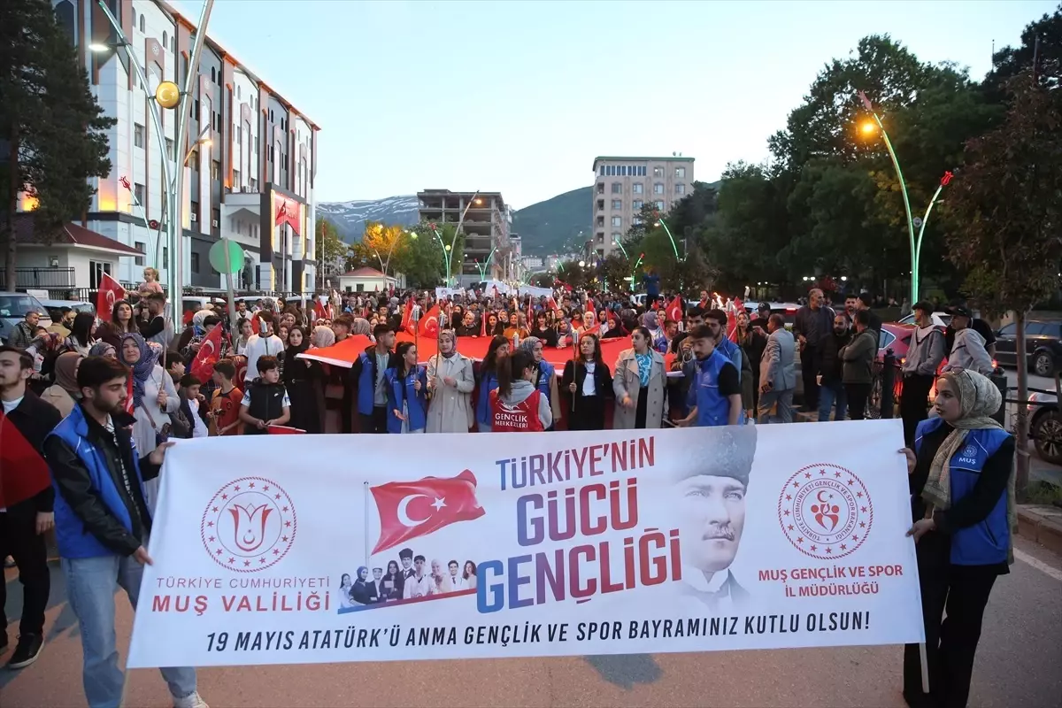 Muş'ta 'Meşaleli Gençlik Yürüyüşü' düzenlendi