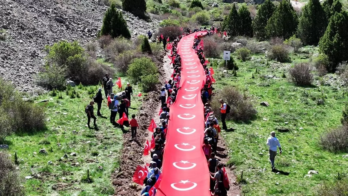 Niğde'de 19 Mayıs İçin Doğa Yürüyüşü Düzenlendi
