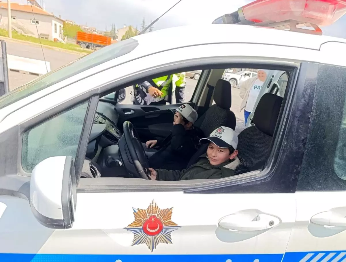 Niğde'de öğrenciler ve sürücülere trafik eğitimi verildi