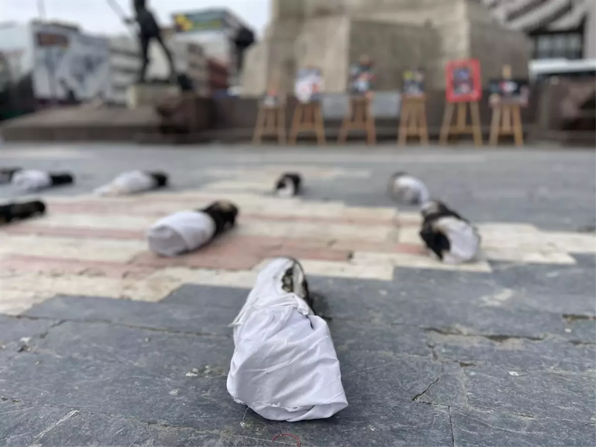 Öğretim görevlisinden Ankara'da kefenli Gazze protestosu