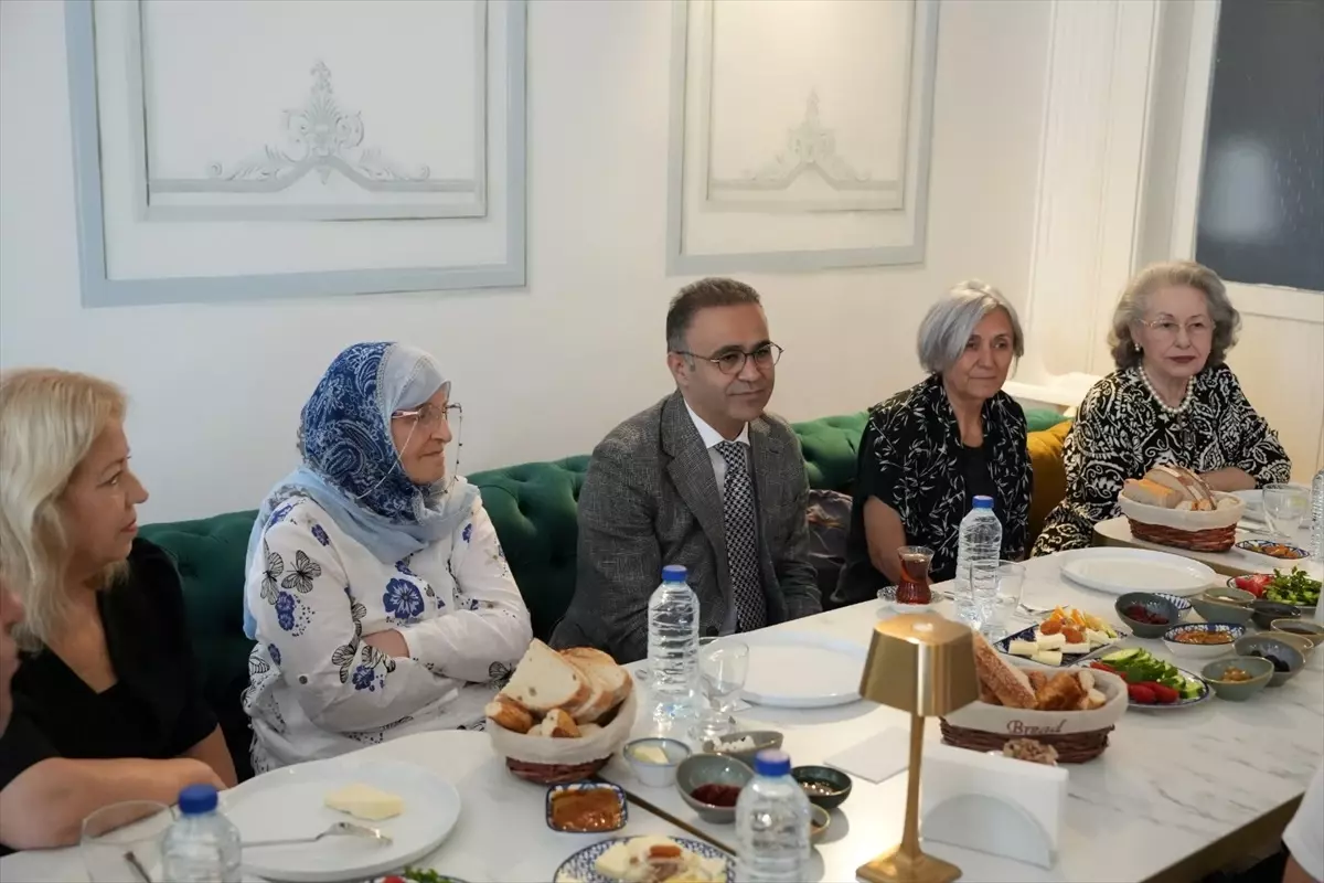 İzmir'de Anneler Günü'nde Öğretmen Anneler Buluştu