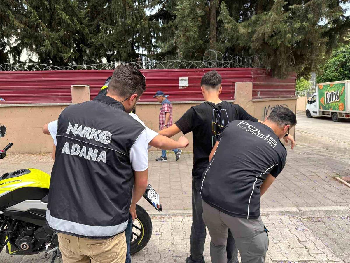 Adana'da Okul Önlerinde Uyuşturucu Operasyonu: 43 Şüpheli Yakalandı