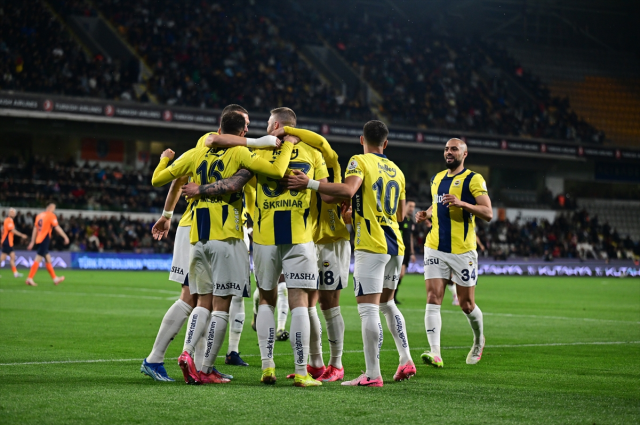 Olaylı maçta Kanarya'dan kritik galibiyet! Fenerbahçe, RAMS Başakşehir'i 4 golle devirdi