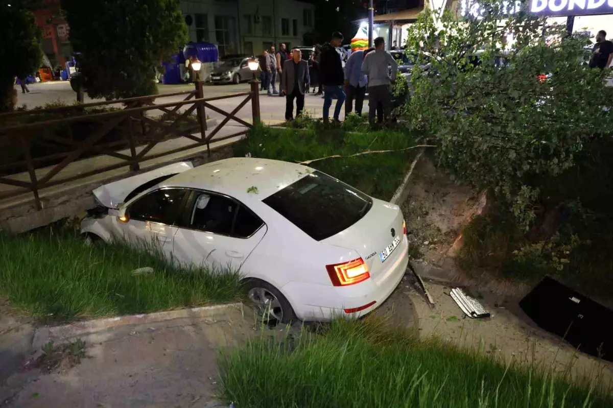 Nevşehir'de Kontrolden Çıkan Otomobil Su Kanalına Saplandı