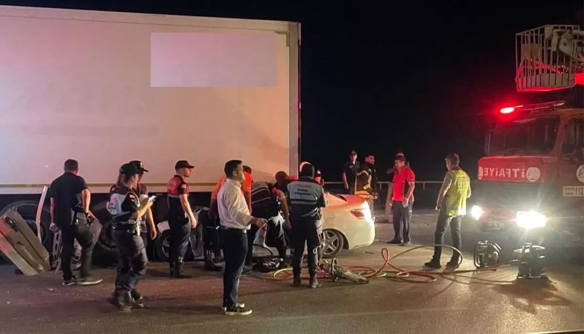 Mersin'de Park Halindeki Tıra Çarpan Otomobilde 2 Kişi Hayatını Kaybetti