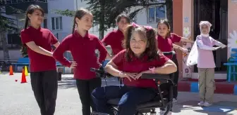 Gizem Serra'nın Azmi: Tekerlekli Sandalyeye Rağmen Sosyal Aktivitelerde Öne Çıkıyor
