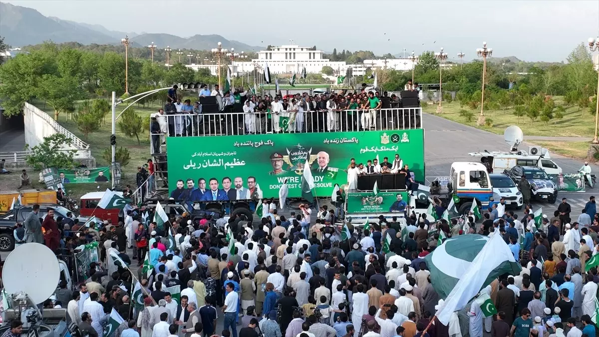 Pakistan'da Orduya Destek Gösterileri Düzenlendi