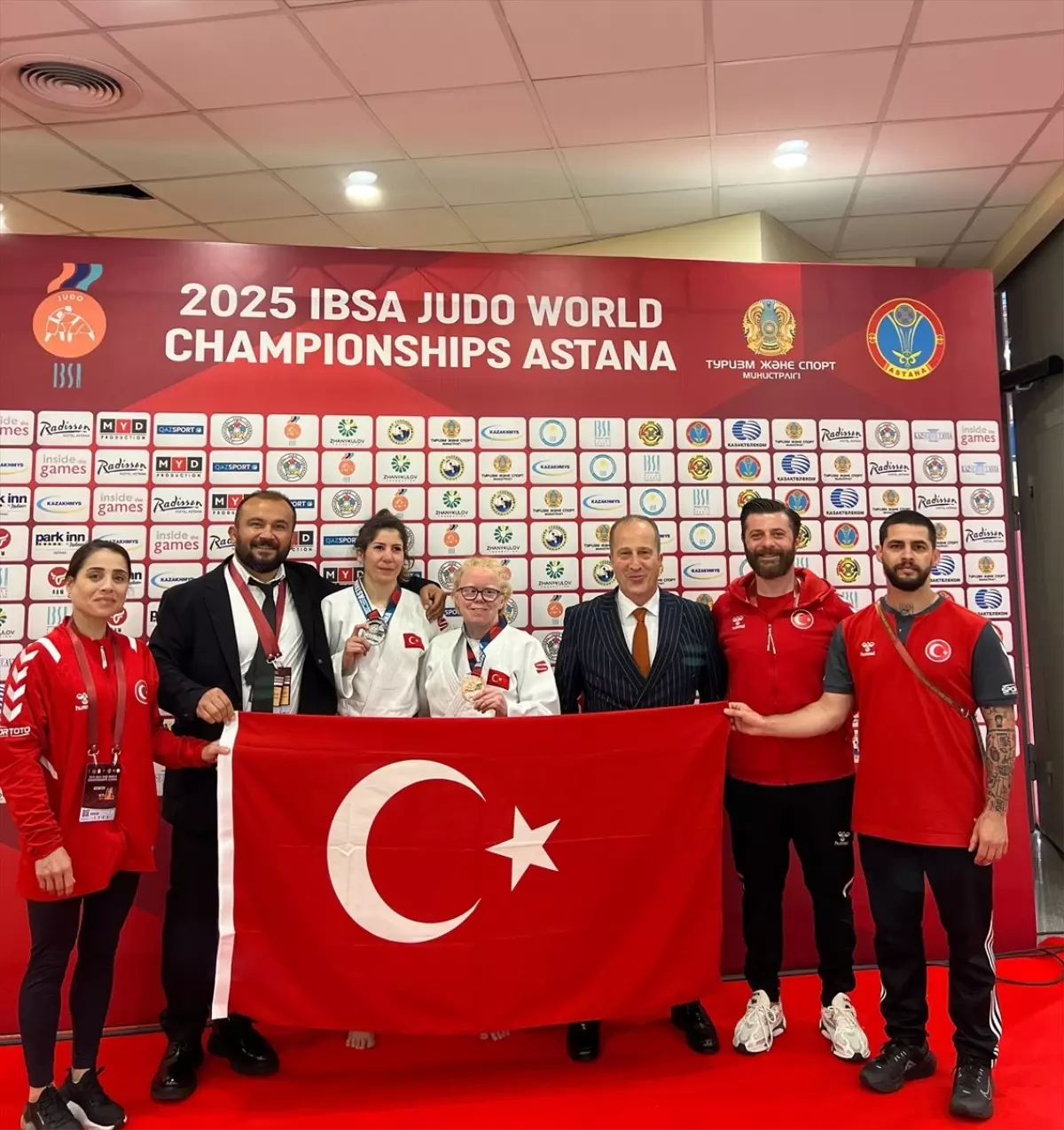 Kazakistan'da Judo Şampiyonası: Ecem Taşın Gümüş, Cahide Eke Bronze Madalya Kazandı