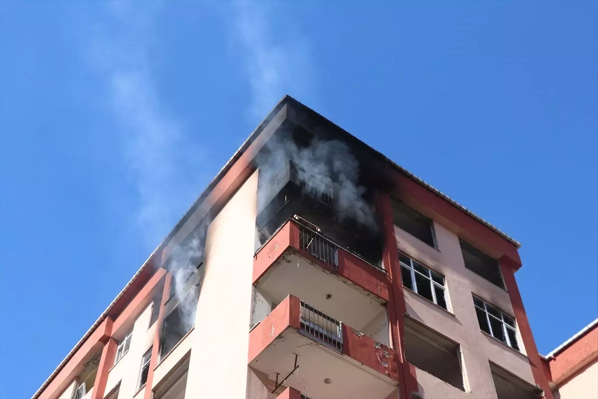 Rize'deki Riskli Apartmanda Yangın Çıktı
