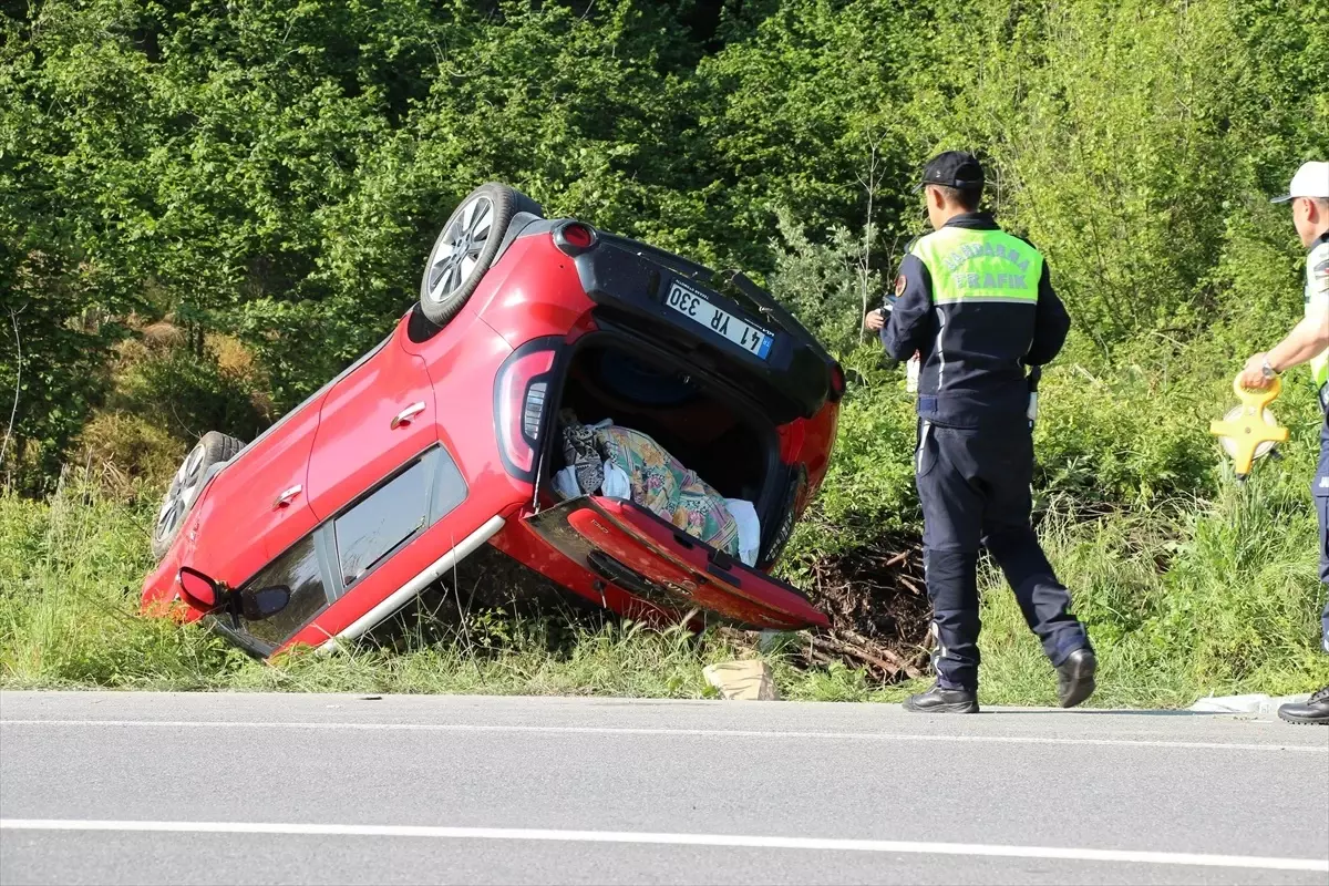 Akyazı'da otomobil devrildi: 4 yaralı