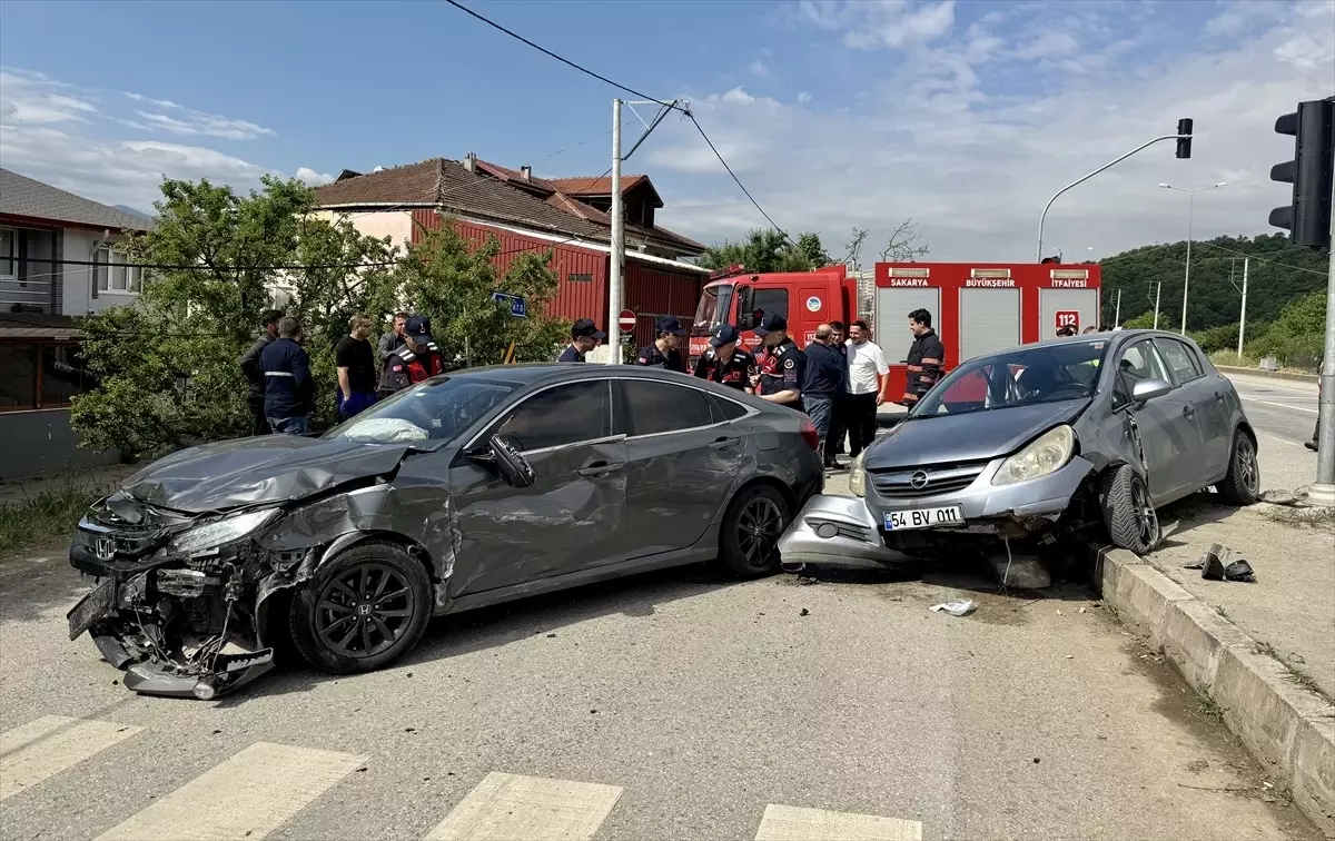 Sakarya'da Trafik Kazası: 4 Yaralı