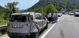 Geyve'de Kamyonet-Otomobil Çarpıştı: 2 Yaralı