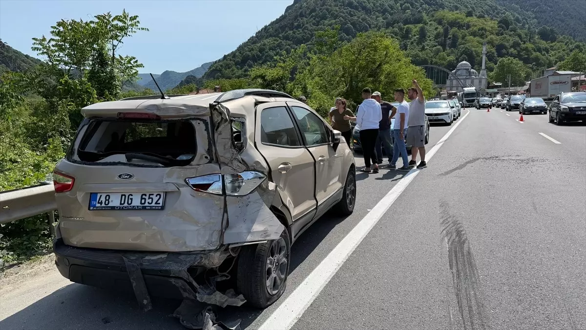 Geyve'de Kamyonet-Otomobil Çarpıştı: 2 Yaralı