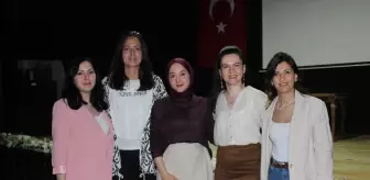 Sakarya'da öğrenciler atık malzemelerden yaptıkları kıyafetler ve nostaljik giysilerle sahneye çıktı