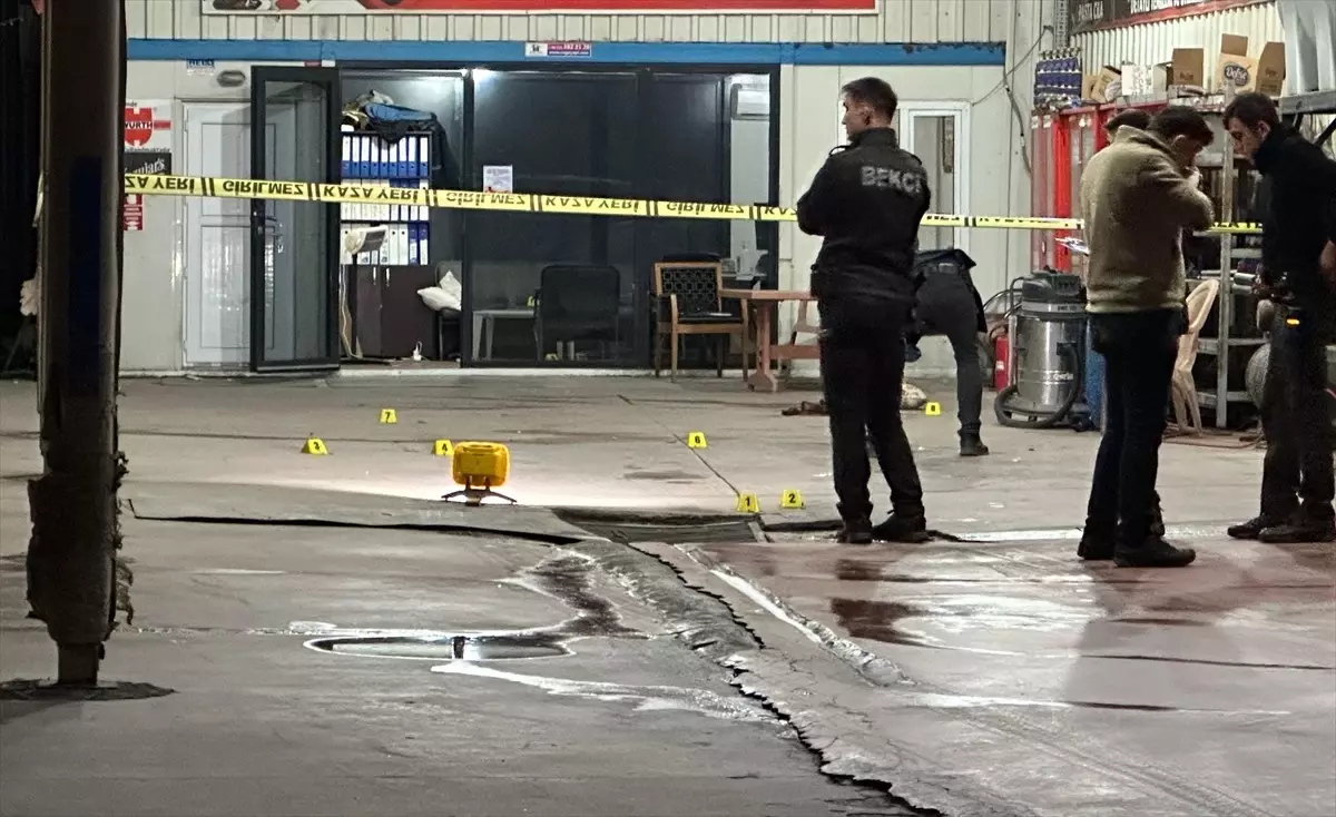 Akyazı'da İş Yeri Tartışmasında Silahlı Saldırı