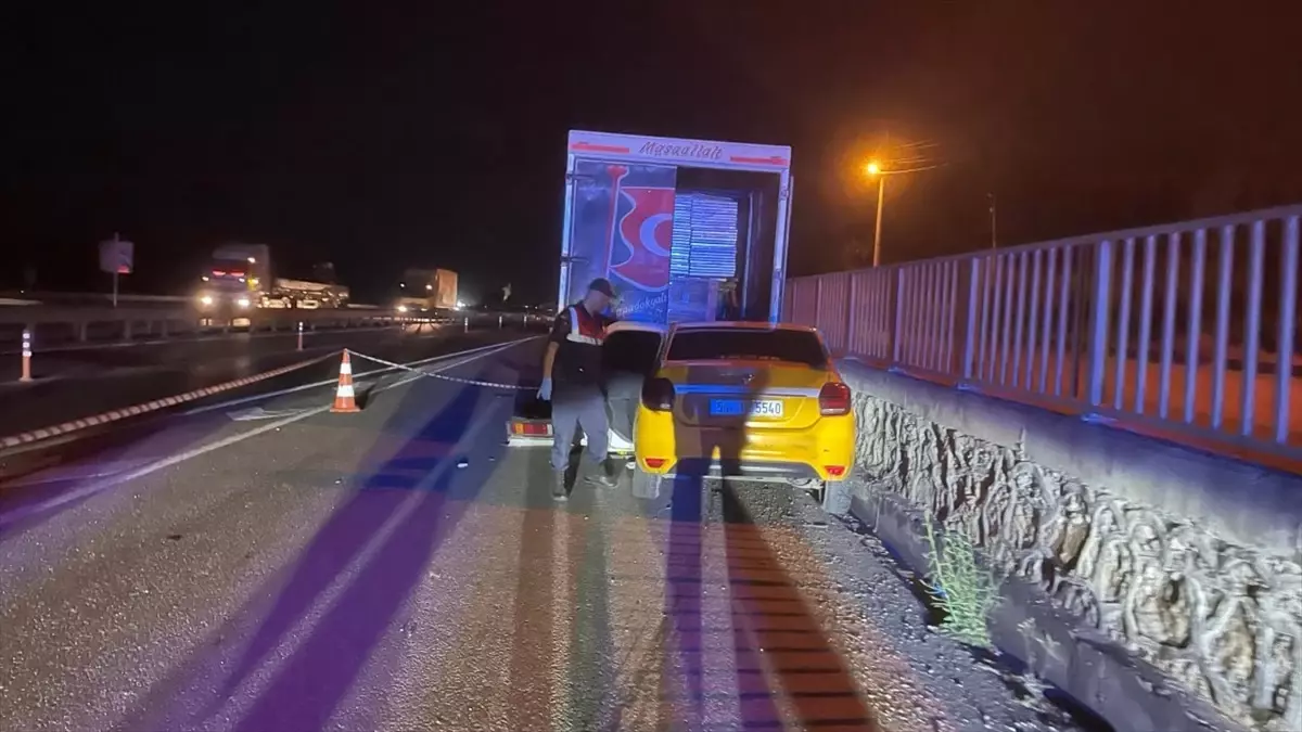 Sakarya'da Taksinin Kamyonete Çarpması Sonucu Kaza: 1 Ölü, 1 Yaralı